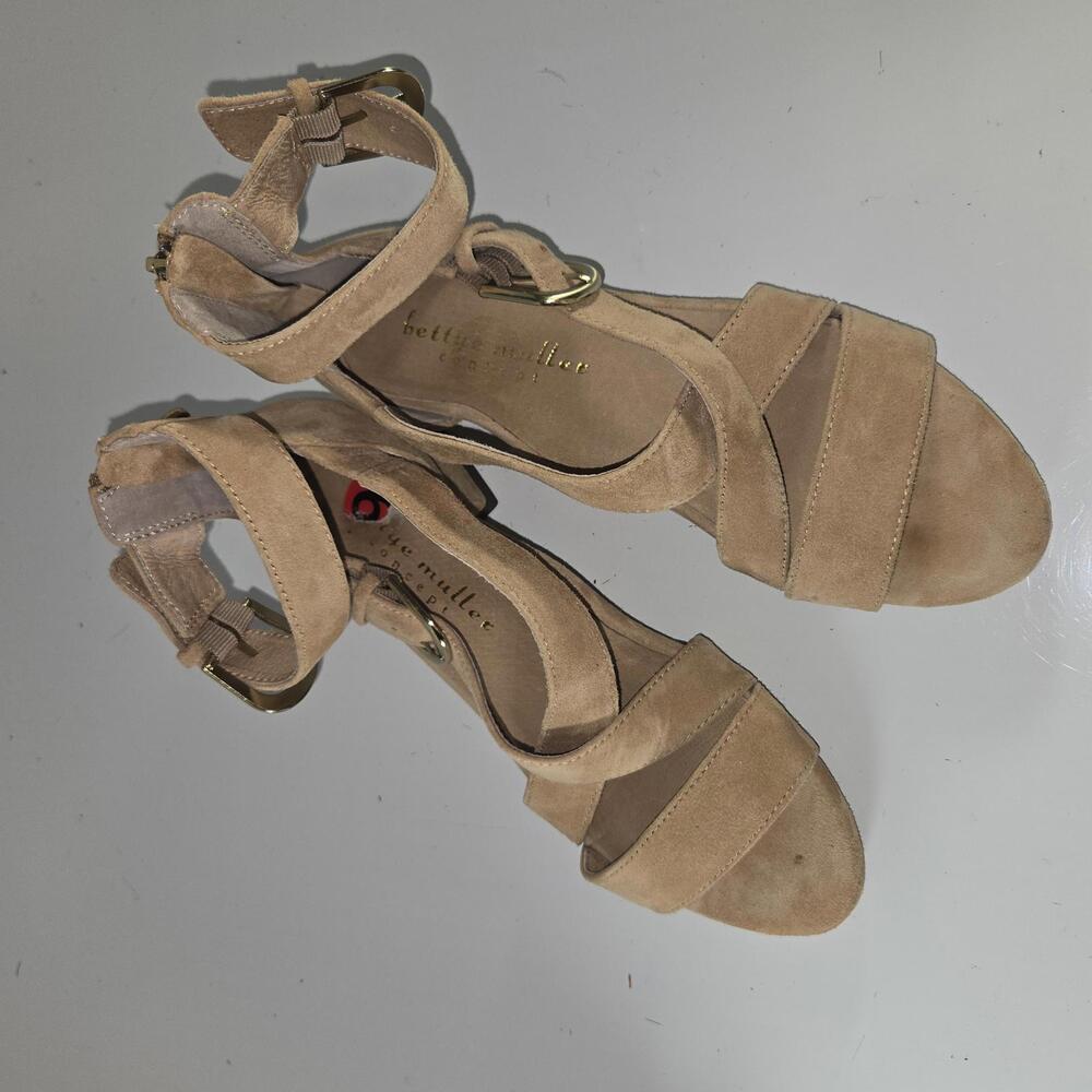 0380‎ Bettye Muĺler Concept Tan Suede Sandals Shoes Size 6M